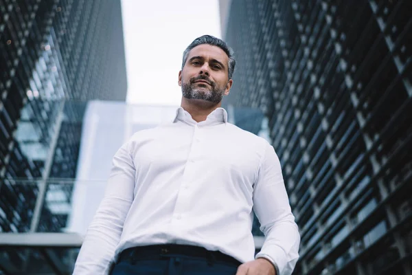Abaixo Retrato Empreendedor Masculino Confiante Anos Vestido Com Camisa Branca — Fotografia de Stock