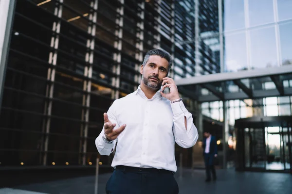 Formally Dressed Businessman Using Cellphone Device Making International Consultancy Conversation — Stock Photo, Image