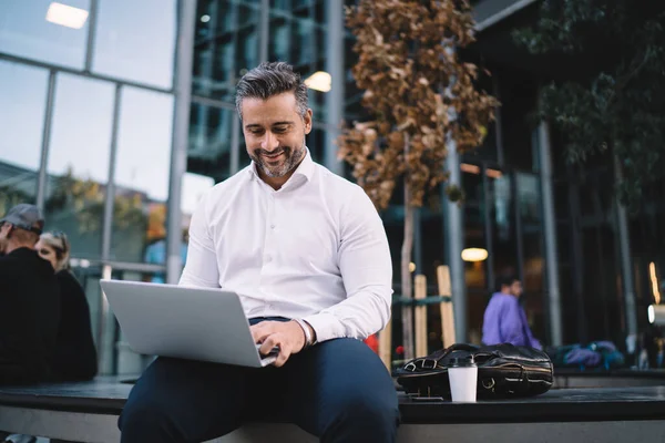 Empresario Masculino Exitoso Que Conecta Radio Para Leer Noticias Financieras — Foto de Stock