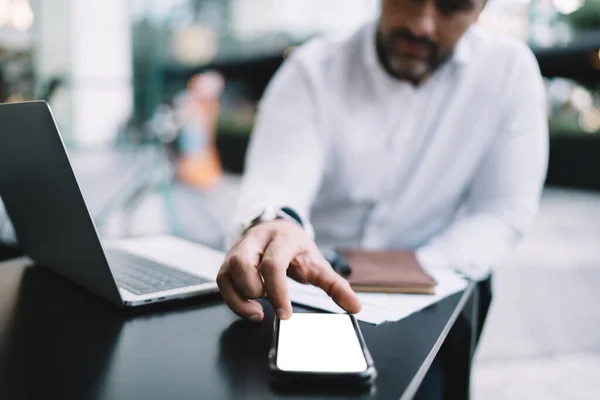 Verschwommenes Überprüfen Empfangener Benachrichtigungen Über Handy Attrappen Die Sich Während — Stockfoto