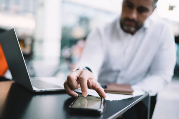 Verschwommener Geschäftsmann Mit Smartphone Tastatur Zum Sms Versand Und Sms — Stockfoto