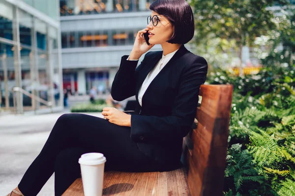 Vista Laterale Della Donna Affari Moderna Abito Formale Occhiali Vista — Foto Stock