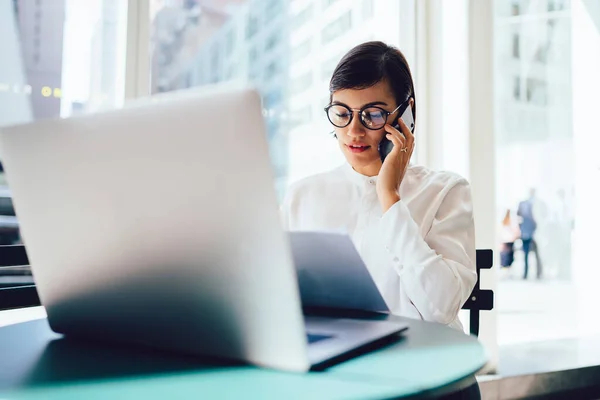 Geconcentreerde Trendy Vrouw Formele Kleding Brillen Zittend Modern Kantoor Terwijl — Stockfoto