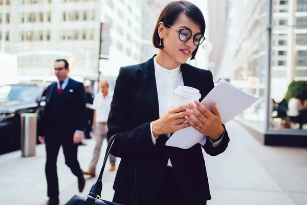 Mujer Negocios Contemporánea Con Cabello Oscuro Gafas Traje Negro Caminando — Foto de Stock