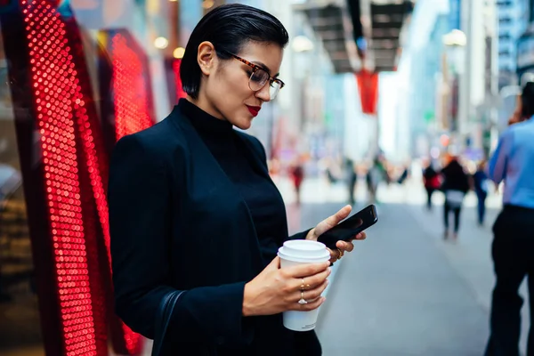 Oldalnézet Női Vezető Formális Viselet Böngészés Mobiltelefon Utcán Belvárosában New — Stock Fotó
