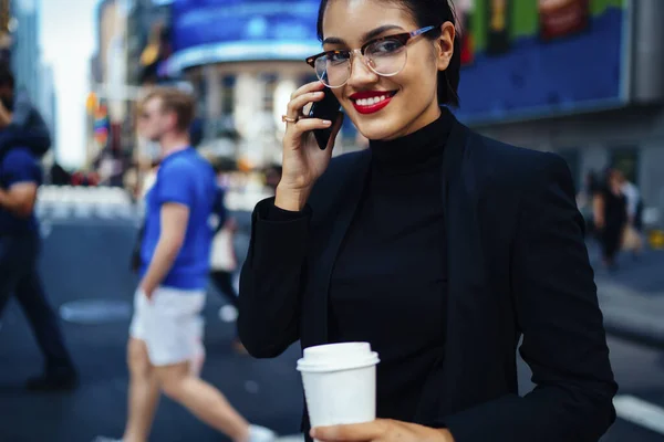 Recorte Alegre Joven Con Los Labios Rojos Traje Elegante Con —  Fotos de Stock