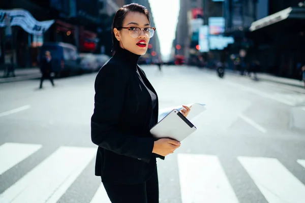 Manager Donna Con Capelli Corti Labbra Rosse Completo Total Black — Foto Stock