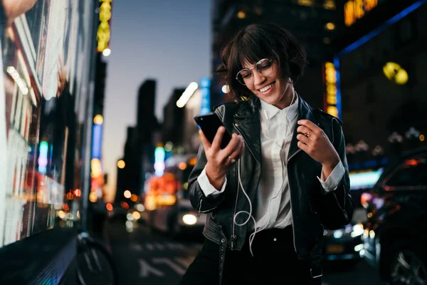 Mujer Próspera Gafas Clásicas Auriculares Modernos Disfrutando Comunicación Teléfonos Inteligentes —  Fotos de Stock