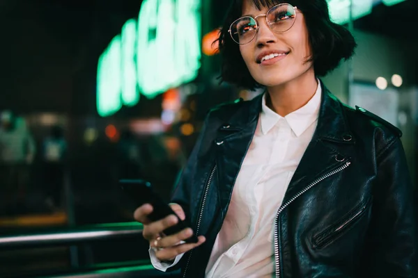 Mujer Morena Joven Vestida Con Una Chaqueta Cuero Moda Con — Foto de Stock