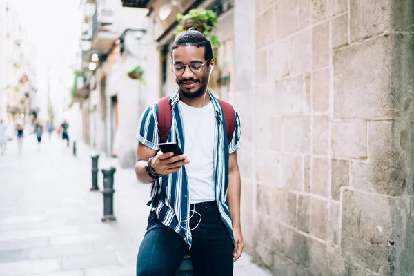 Joven Hombre Étnico Positivo Ropa Casual Con Auriculares Caminando Por — Foto de Stock