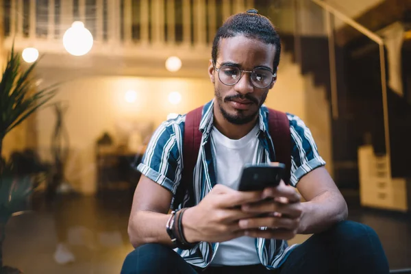 Hombre Étnico Joven Enfocado Ropa Casual Gafas Mensajería Teléfono Móvil — Foto de Stock