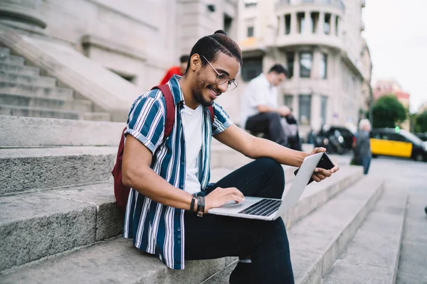 Sonriente Chico Hipster Afroamericano Gafas Para Corrección Visión Escribiendo Ordenador — Foto de Stock