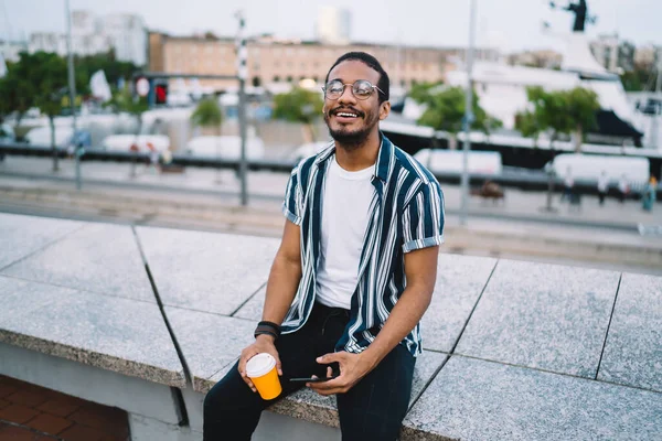 Από Ψηλά Ικανοποιημένος Νεαρός Γενειοφόρος Αφροαμερικανός Άνδρας Casual Ρούχα Και — Φωτογραφία Αρχείου