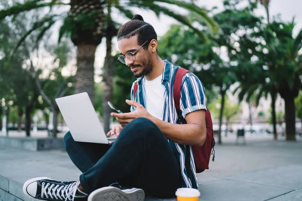 Contenido Joven Afroamericano Hipster Masculino Traje Casual Gafas Con Mochila — Foto de Stock