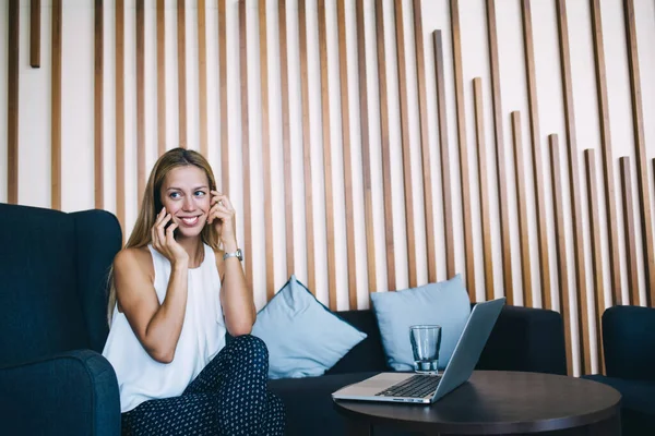 Alegre Mujer Caucásica Ceo Disfrutando Conversación Del Teléfono Móvil Mientras — Foto de Stock