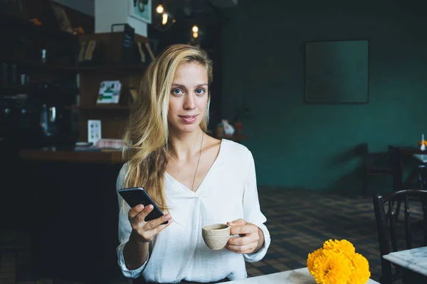 Halblanges Porträt Der Attraktiven Blonden Millennials Die Ihr Handy Der — Stockfoto