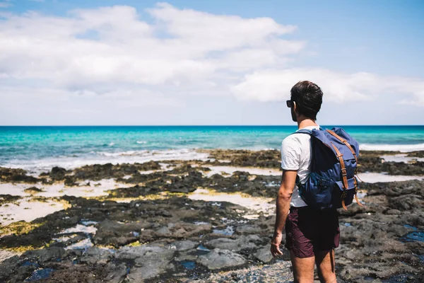 Visão Traseira Jovem Mochileiro Adorando Beleza Paisagem Natureza Costa Menorca — Fotografia de Stock