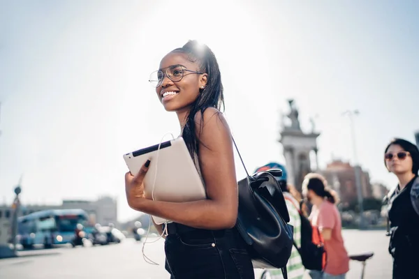 Dołu Widok Pozytywnej Młodej Czarnej Kobiety Podświetlonym Tablecie Trzymającym Słuchawkach — Zdjęcie stockowe
