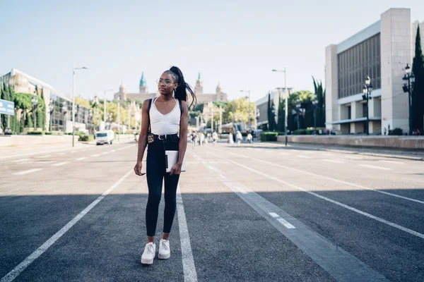 Krásná Africká Americká Hipster Dívka Ležérní Oblečení Stojící Náměstí Městě — Stock fotografie