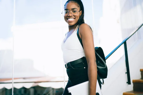 Baixo Positivo Jovem Afro Americano Feminino Roupas Casuais Com Tablet — Fotografia de Stock