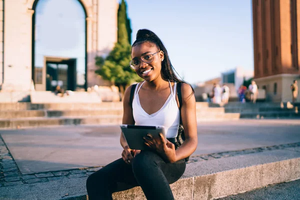 Mulher Étnica Jovem Otimista Roupas Moda Com Tablet Sorrindo Para — Fotografia de Stock