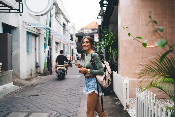 Zijaanzicht Van Inhoud Vrouw Casual Kleding Rugzak Glimlachen Kijken Naar — Stockfoto