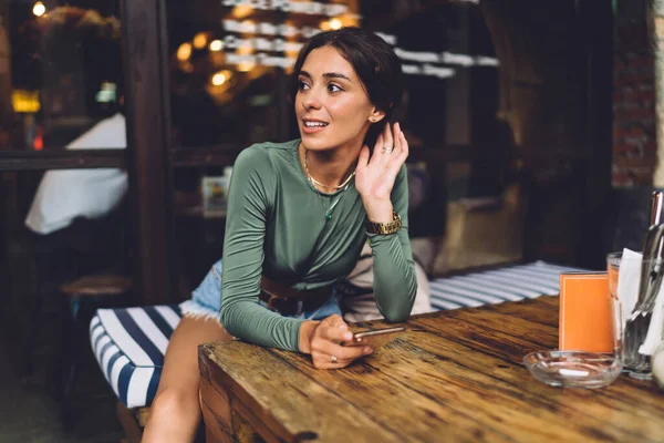 Gedachte Vrouw Casual Kleding Zittend Aan Houten Tafel Gezellig Café — Stockfoto