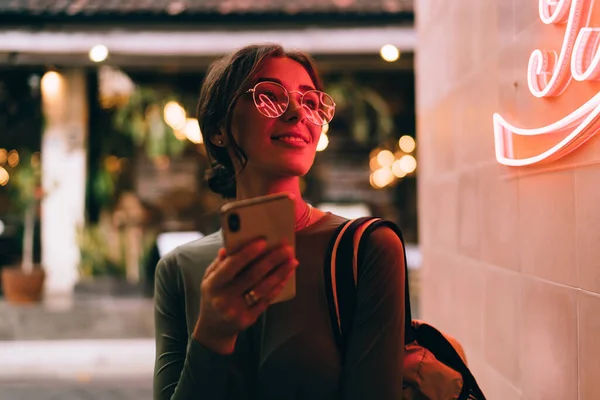 Modernt Innehåll Kvinnliga Casual Outfit Och Glasögon Med Ryggsäck Leende — Stockfoto