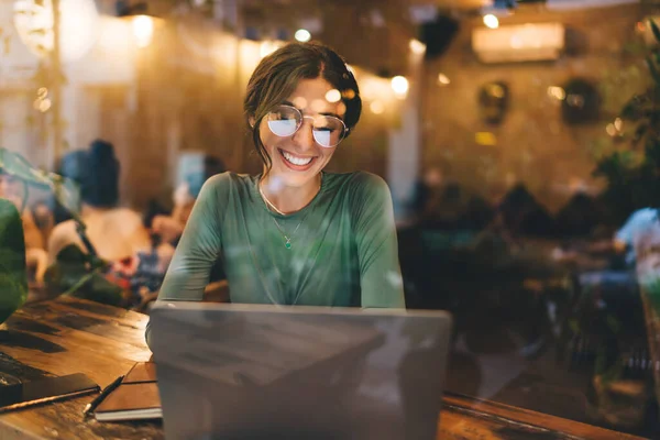 Door Een Glas Positieve Vrouwelijke Freelancer Casual Outfit Bril Werken — Stockfoto