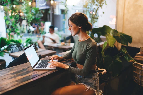 Vista Lateral Ángulo Alto Del Freelancer Femenino Positivo Ropa Casual —  Fotos de Stock