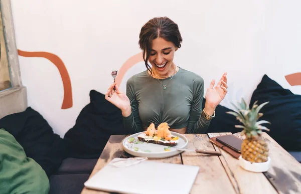 편안하게 식탁에 파인애플 여름철에 맛있는 음식을 긍정적 — 스톡 사진