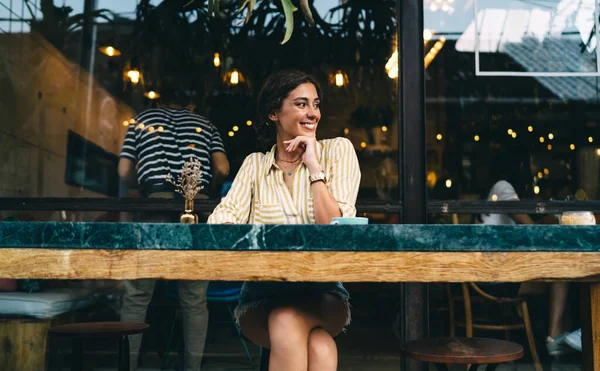 Lykkelig Munter Kvinne Trendy Avslappet Antrekk Smilende Hvilende Hode Hånden – stockfoto