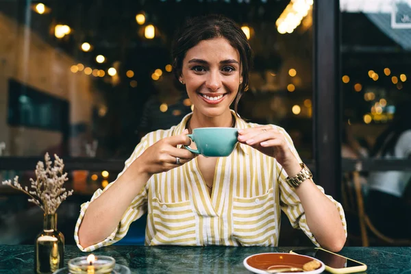 Mujer Étnica Sonriente Positiva Traje Casual Cabello Oscuro Bebiendo Taza —  Fotos de Stock