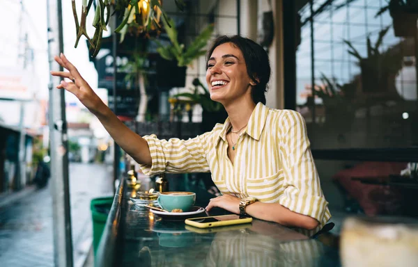 Mujer Étnica Feliz Con Pelo Oscuro Agitando Mano Mientras Está —  Fotos de Stock