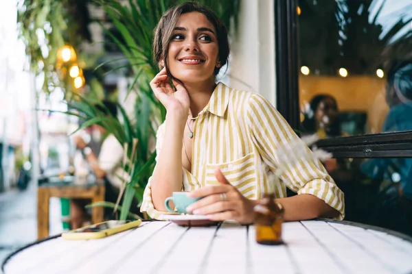 Mujer Ensueño Traje Casual Sentado Mesa Con Teléfono Inteligente Beber —  Fotos de Stock