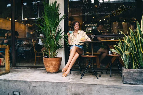 Vrolijke Jonge Vrouw Casual Outfit Met Behulp Van Mobiele Telefoon — Stockfoto