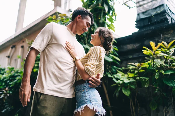 Lage Hoek Van Jonge Man Vrouw Casual Kleding Omarmen Kijken — Stockfoto