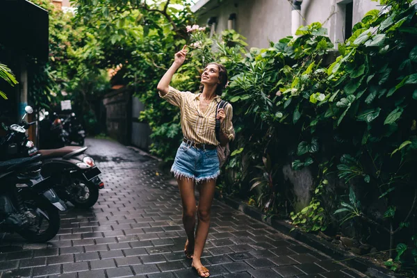 Full Body Smile Γυναίκα Casual Ντύσιμο Στέκεται Στενό Δρόμο Σακίδιο — Φωτογραφία Αρχείου