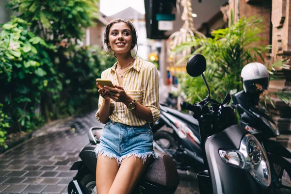 Gelukkig Vrouw Casual Slijtage Glimlachen Weg Kijken Terwijl Berichten Mobiele — Stockfoto