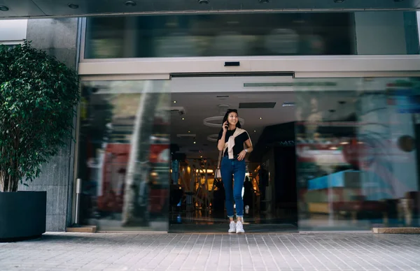 Positieve Aziatische Hipster Meisje Trendy Slijtage Lopen Uit Het Gebouw — Stockfoto