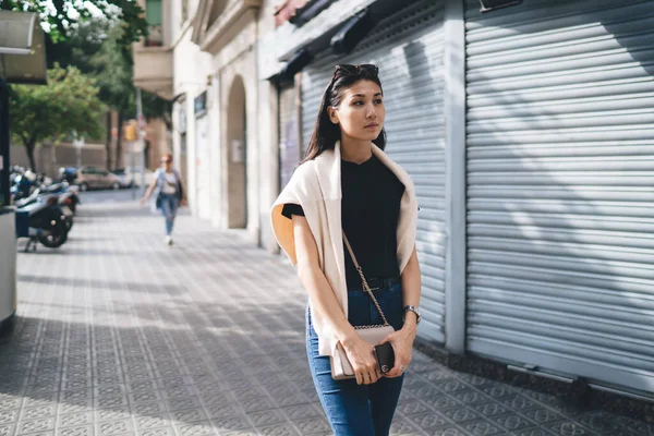 Vackra Unga Talet Asiatiska Kvinna Trendiga Casual Wear Promenader Stadens — Stockfoto