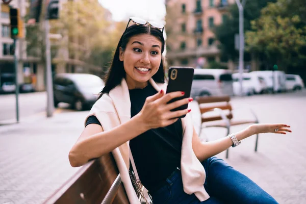 Incrível Asiático Hipster Menina Surpreso Com Obter Desconto Loja Web — Fotografia de Stock