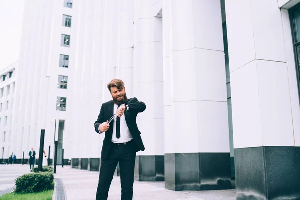 Young Unshaven Plump Entrepreneur Formal Suit Tie Standing Street Notepad — Stock Photo, Image