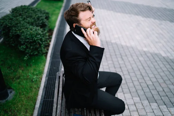 Side View Happy Young Entrepreneur Talking Phone While Sitting Bench — Stock Photo, Image