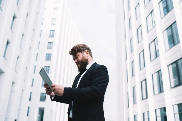 Zijaanzicht Van Gefocuste Mannelijke Werknemer Zwarte Jas Die Melding Digitale — Stockfoto