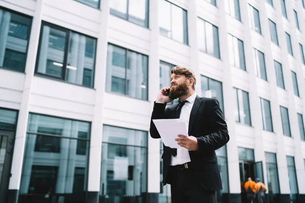 Niski Kąt Pewności Siebie Brodaty Biznesmen Formalnym Garniturze Stojący Pobliżu — Zdjęcie stockowe