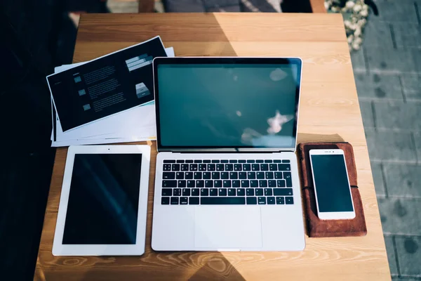 Arrangement Moderne Bærbar Med Tom Skjerm Smarttelefon Med Nettbrett Trebord – stockfoto