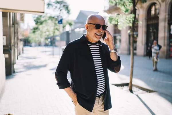 Positive Bearded Elderly Man Casual Wear Sunglasses Standing City Street — Stock Photo, Image