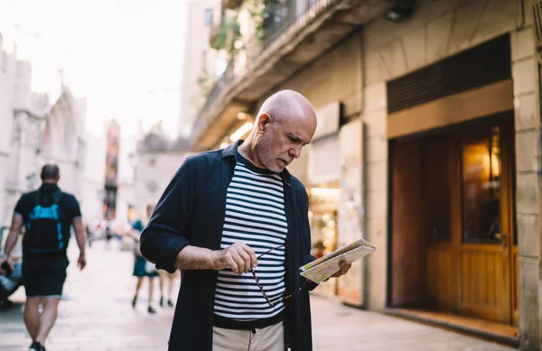 Pensive Senior Mannelijke Reiziger Casual Kleding Staan Met Kaart Bril — Stockfoto