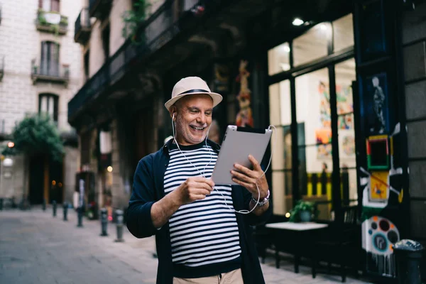 Смеющийся Взрослый Мужчина Повседневной Одежде Шляпе Прогуливающийся Улице Современного Города — стоковое фото